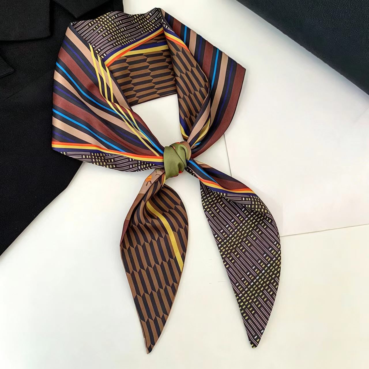 Pañuelo de seda de lujo con es - Silk Neck Scarf reseña y precio