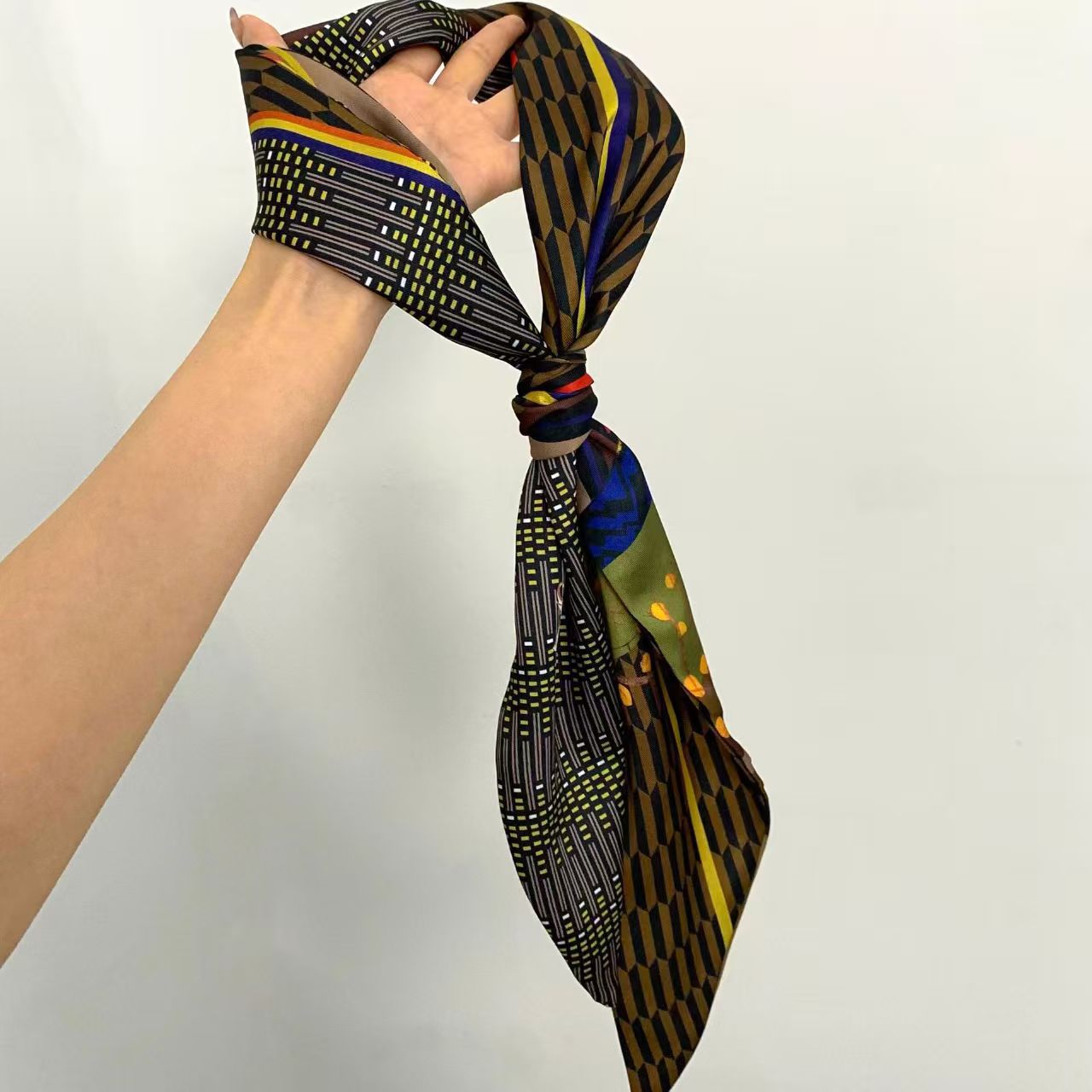 Pañuelo de seda de lujo con es - Silk Neck Scarf reseña y precio